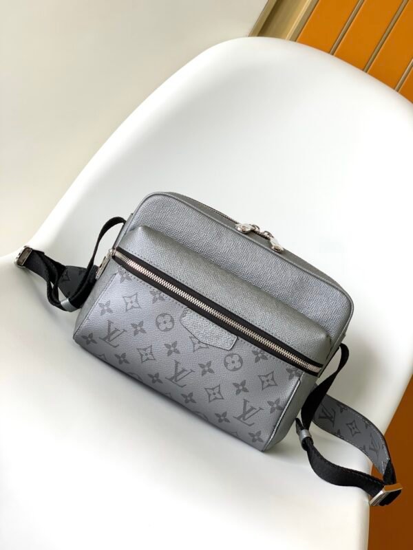 LV OUTDOOR Messenger Bag M30830