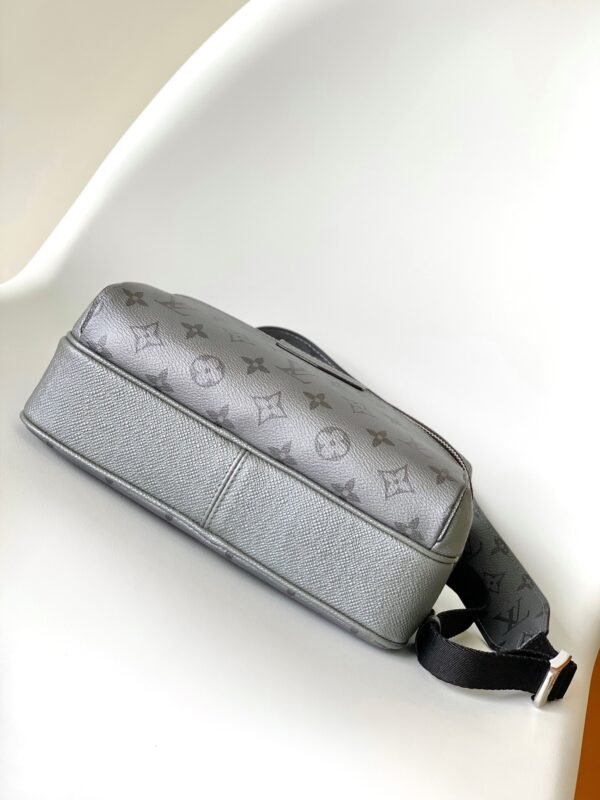 LV OUTDOOR Messenger Bag M30830