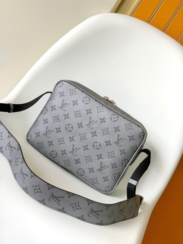LV OUTDOOR Messenger Bag M30830