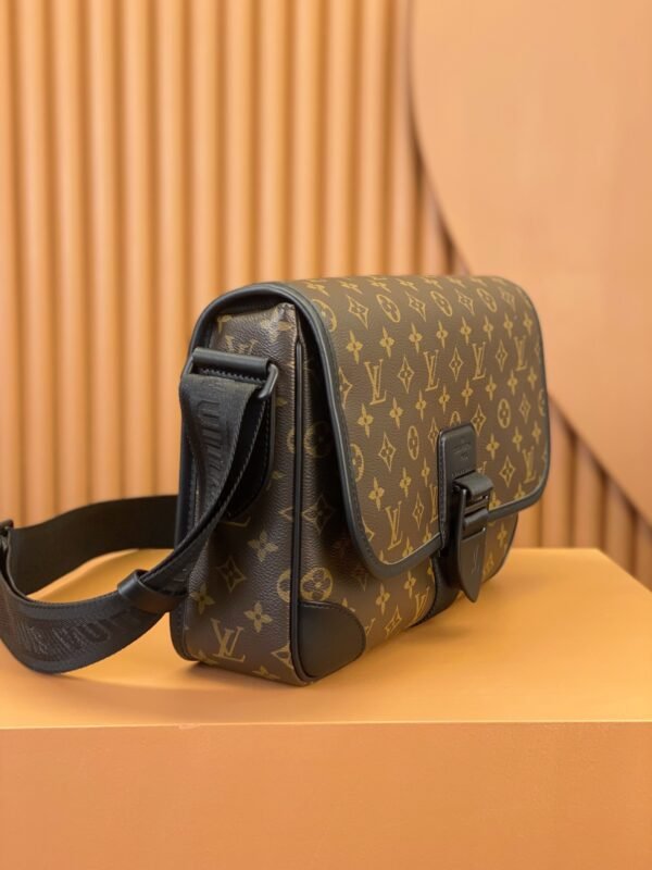 Louis Vuitton Archy MM Messenger Bag M46328