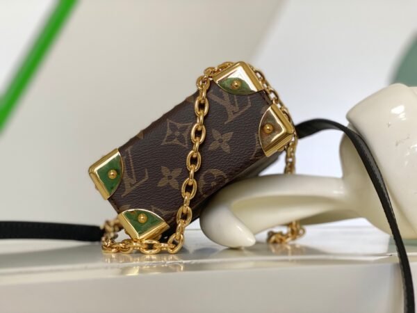 M82465 (2) LOUIS VUITTON Camera Box M82465