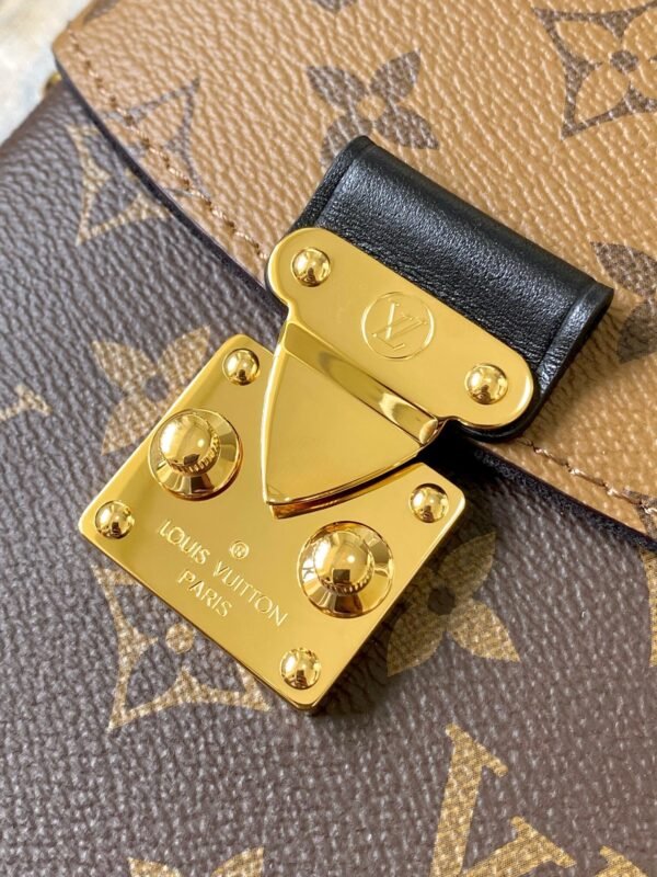 M82465 (3) LOUIS VUITTON Camera Box M82465