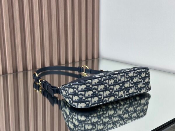 S2398UTZQ_M928 (5) DIor 30 Montaigne Wanderlust Mini Bag