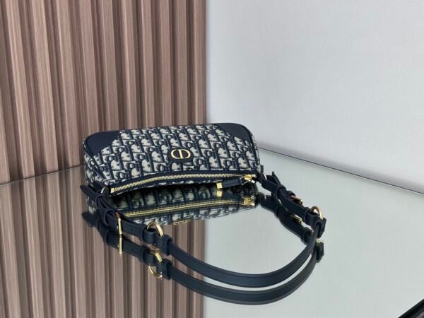 S2398UTZQ_M928 (6) DIor 30 Montaigne Wanderlust Mini Bag