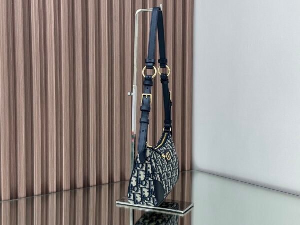 S2398UTZQ_M928 (7) DIor 30 Montaigne Wanderlust Mini Bag