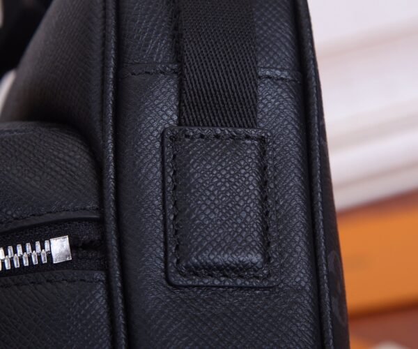 m30233 (3) LV Outdoor Messenger m30233