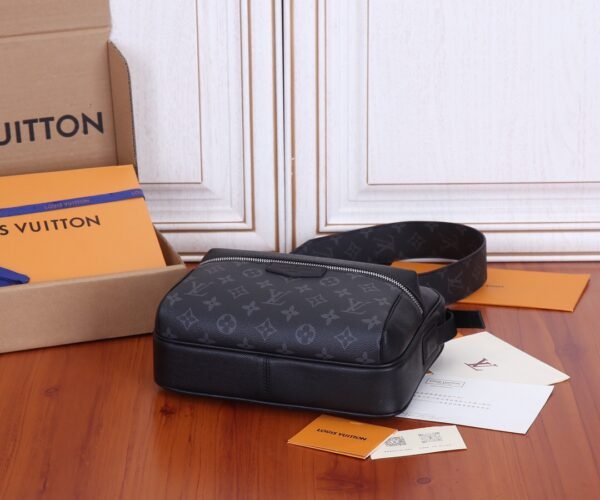 m30233 (4) LV Outdoor Messenger m30233
