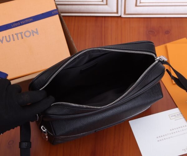 m30233 (5) LV Outdoor Messenger m30233