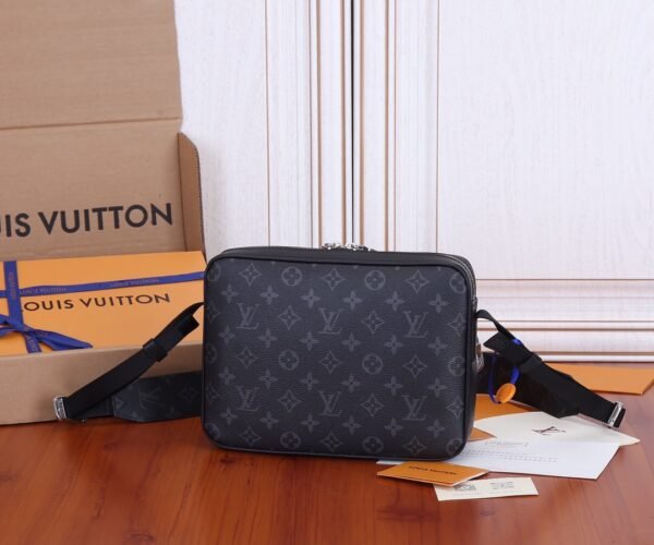 m30233 (7) LV Outdoor Messenger m30233