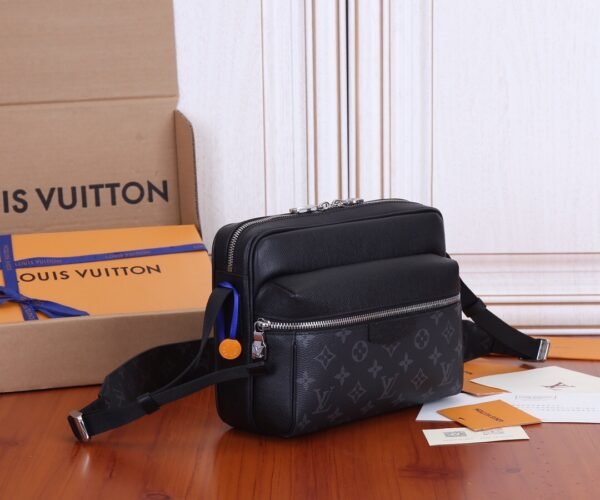m30233 (8) LV Outdoor Messenger m30233