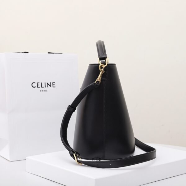116613FX9-38NO (3) CELINE MEDIUM BUCKET LOUISE IN SMOOTH CALFSKIN