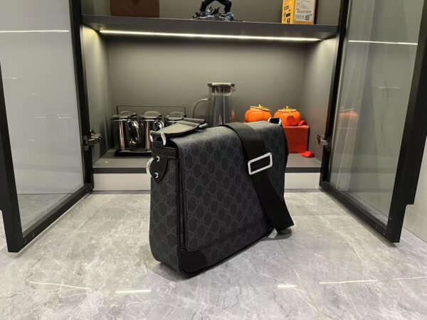 821154 FAED4 1000 (4) GG EMBLEM MEDIUM CROSSBODY BAG