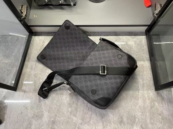 821154 FAED4 1000 (5) GG EMBLEM MEDIUM CROSSBODY BAG