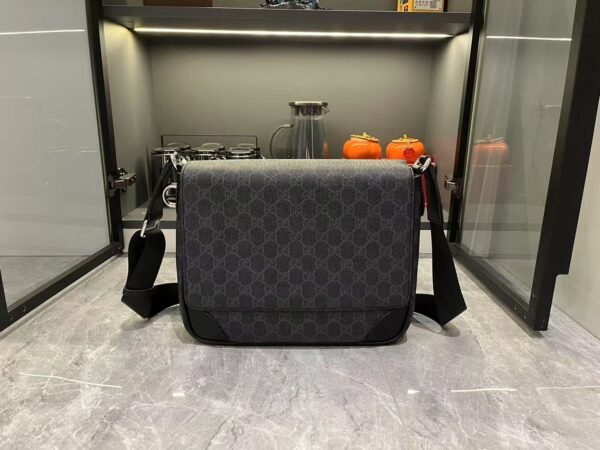 821154 FAED4 1000 (6) GG EMBLEM MEDIUM CROSSBODY BAG