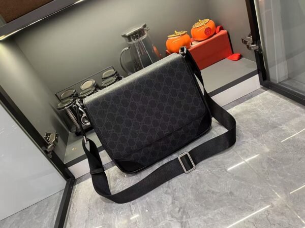 821154 FAED4 1000 (9) GG EMBLEM MEDIUM CROSSBODY BAG