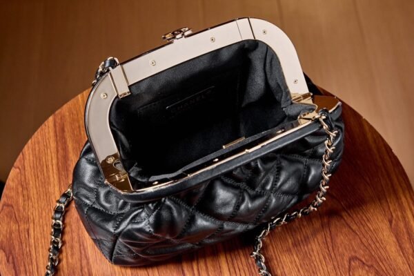 CHANEL Matelasse chain shoulder bag