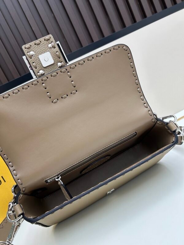 Baguette Cuoio Romano grey (1) Baguette Cuoio Romano