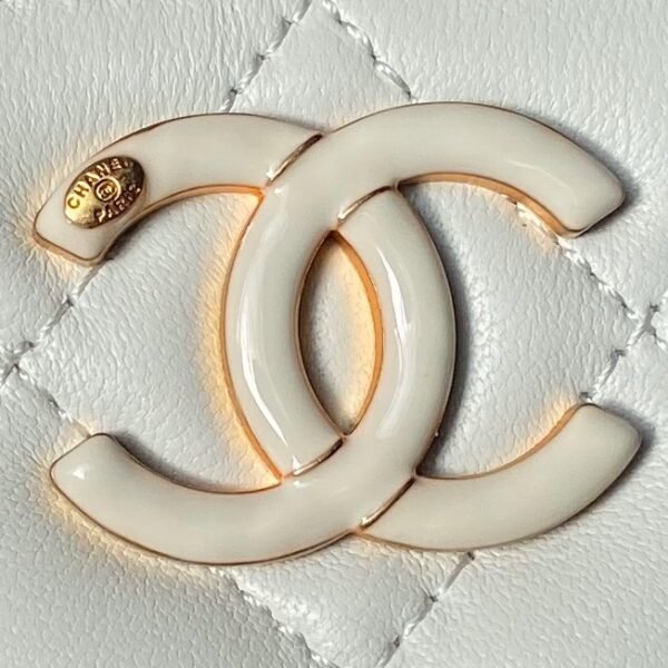 CHANEL 24A Enamel Buckle Lipstick Bag (Two Colors)