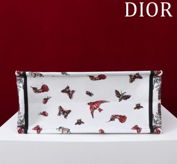 M1296ZEEI_M94 (5) Medium Dior Book Tote