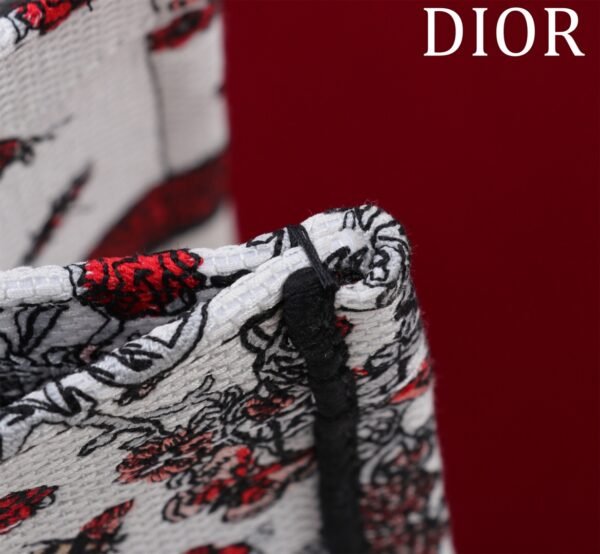M1296ZEEI_M94 (6) Medium Dior Book Tote