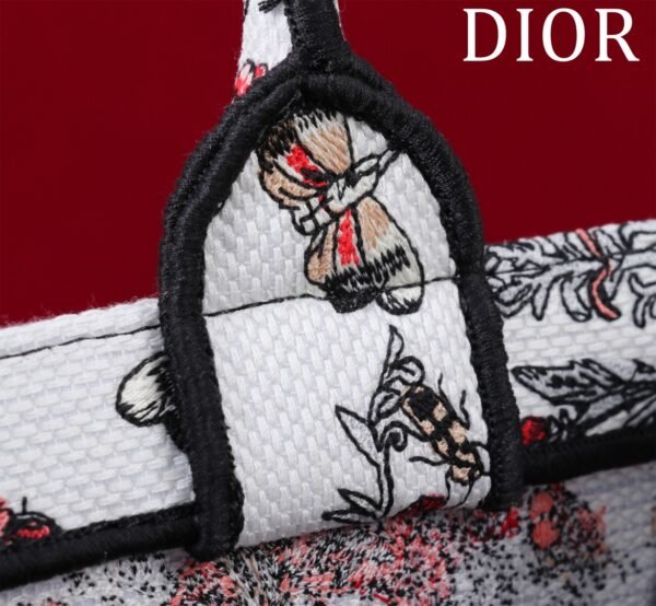M1296ZEEI_M94 (8) Medium Dior Book Tote
