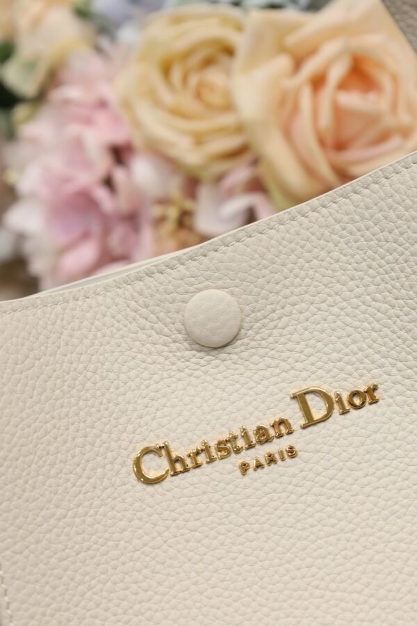 M2841USKU_M030 (2) Dior Medium Signature Bucket Bag White