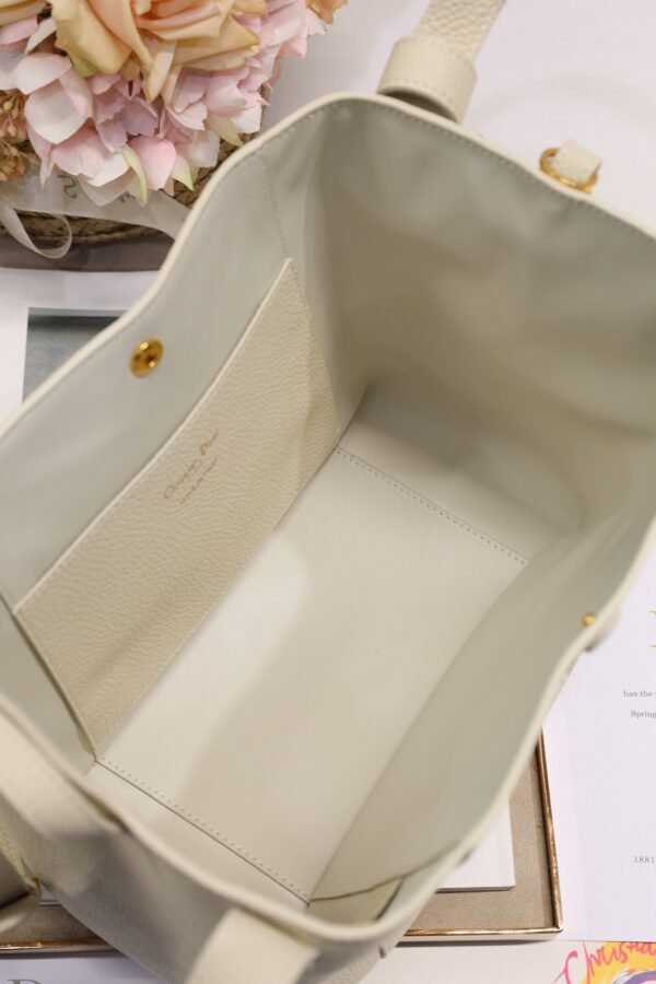 M2841USKU_M030 (3) Dior Medium Signature Bucket Bag White