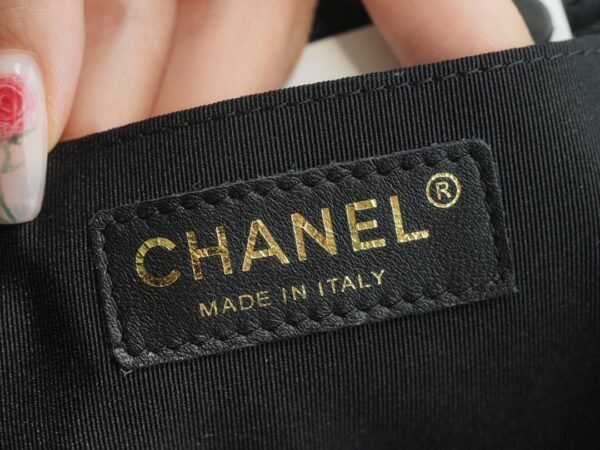 𝗖𝗛𝗔𝗡𝗘𝗟 23P New Duma Backpack Grained Cowhide Medium Black