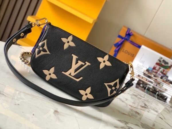 LOUIS VUITTON Multi Pochette Accessoires