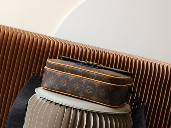 Louis Vuitton Messenger S lock Monogram M46688