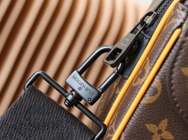 Louis Vuitton Messenger S lock Monogram M46688
