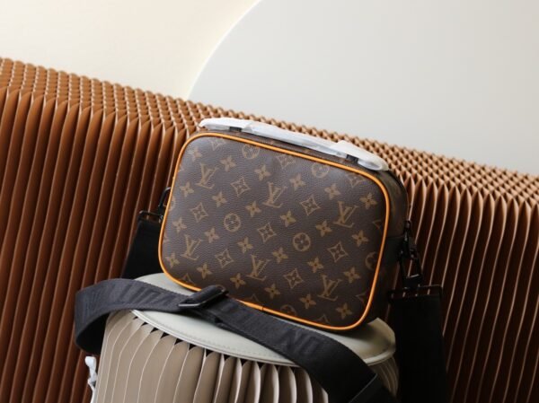 Louis Vuitton Messenger S lock Monogram M46688