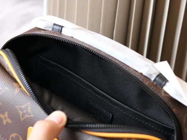 Louis Vuitton Messenger S lock Monogram M46688