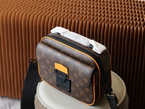 Louis Vuitton Messenger S lock Monogram M46688