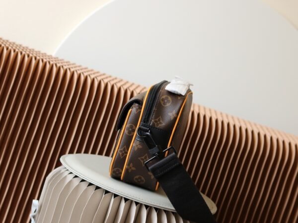 Louis Vuitton Messenger S lock Monogram M46688