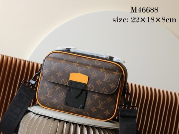 Louis Vuitton Messenger S lock Monogram M46688