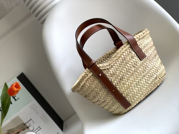 327.02 (5) Small Basket bag in palm leaf and calfskin