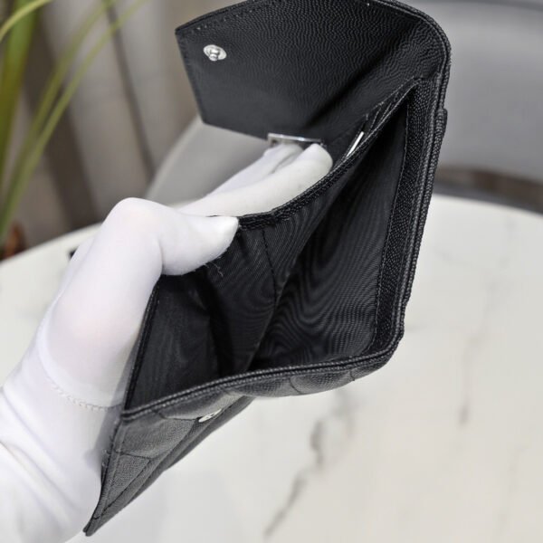 403943BOW021000 (6) CASSANDRE MATELASSÉ COMPACT TRI FOLD WALLET IN GRAIN DE POUDRE LEATHER