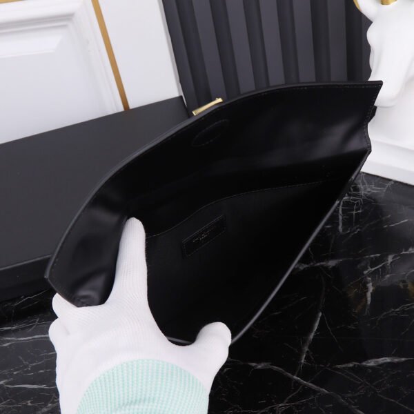 UPTOWN POUCH IN GRAIN DE POUDRE LEATHER