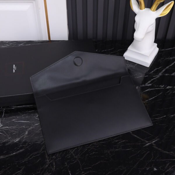 UPTOWN POUCH IN GRAIN DE POUDRE LEATHER