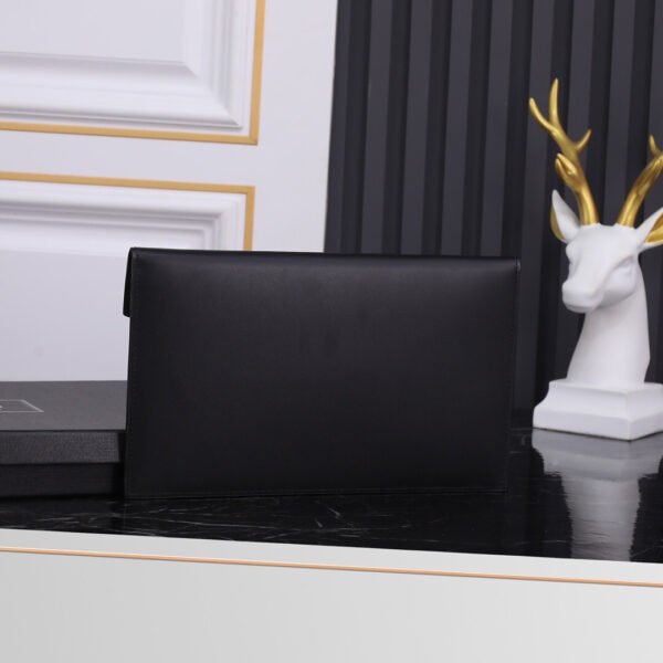 UPTOWN POUCH IN GRAIN DE POUDRE LEATHER