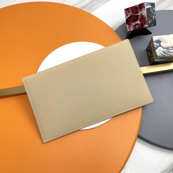 5657391GF0J2721 (3) UPTOWN POUCH IN GRAIN DE POUDRE LEATHER