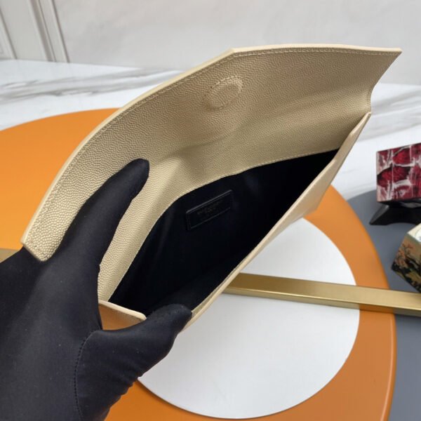 5657391GF0J2721 (7) UPTOWN POUCH IN GRAIN DE POUDRE LEATHER