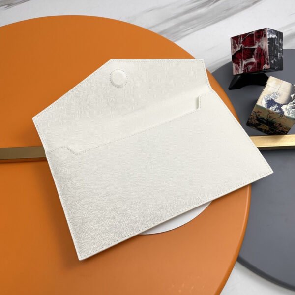 UPTOWN POUCH IN GRAIN DE POUDRE LEATHER