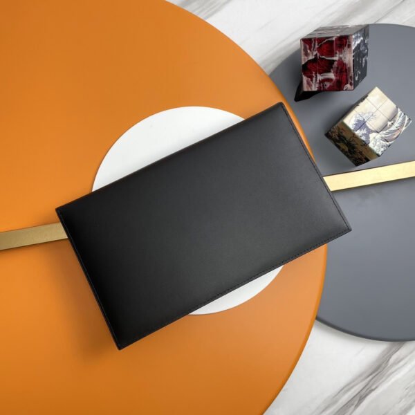 5657391GF0U1000 (2) UPTOWN POUCH IN GRAIN DE POUDRE LEATHER