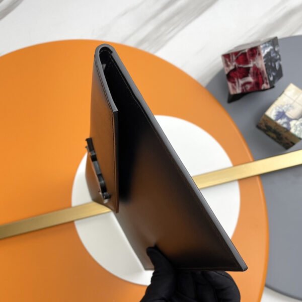 5657391GF0U1000 (4) UPTOWN POUCH IN GRAIN DE POUDRE LEATHER