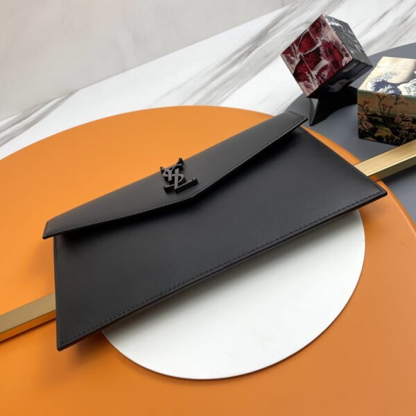 5657391GF0U1000 (5) UPTOWN POUCH IN GRAIN DE POUDRE LEATHER