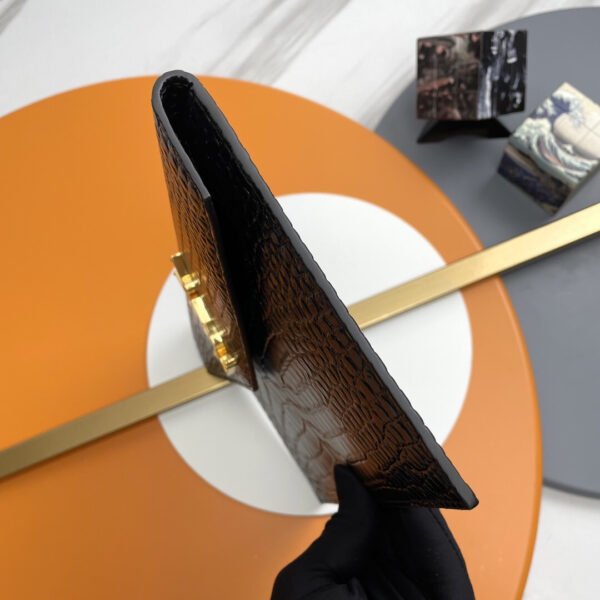 565739DND0J1000 (2) UPTOWN POUCH IN CROCODILE-EMBOSSED SHINY LEATHER