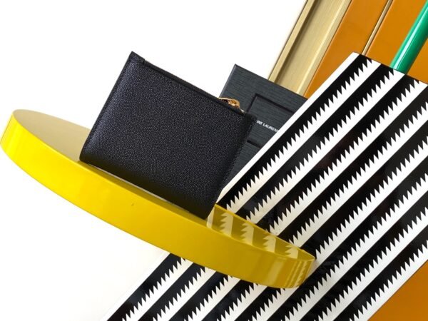 UPTOWN COMPACT WALLET IN GRAIN DE POUDRE LEATHER