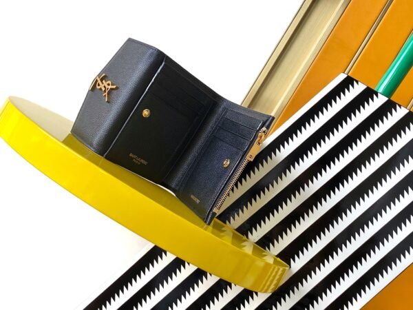 UPTOWN COMPACT WALLET IN GRAIN DE POUDRE LEATHER